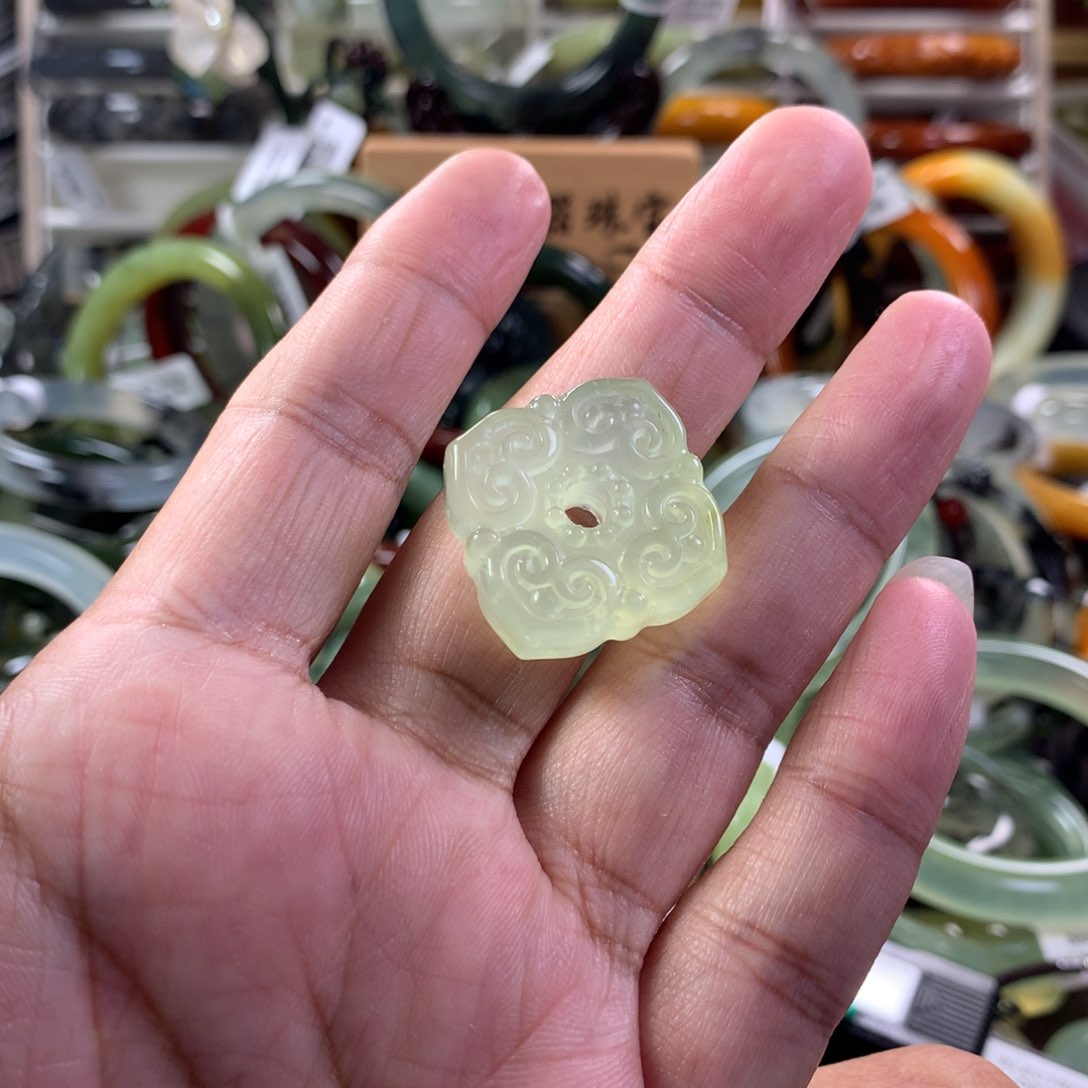 蛇纹石玉颈饰未镶嵌