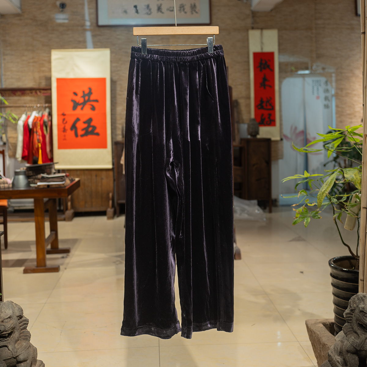 新款紫色丝绒裤 