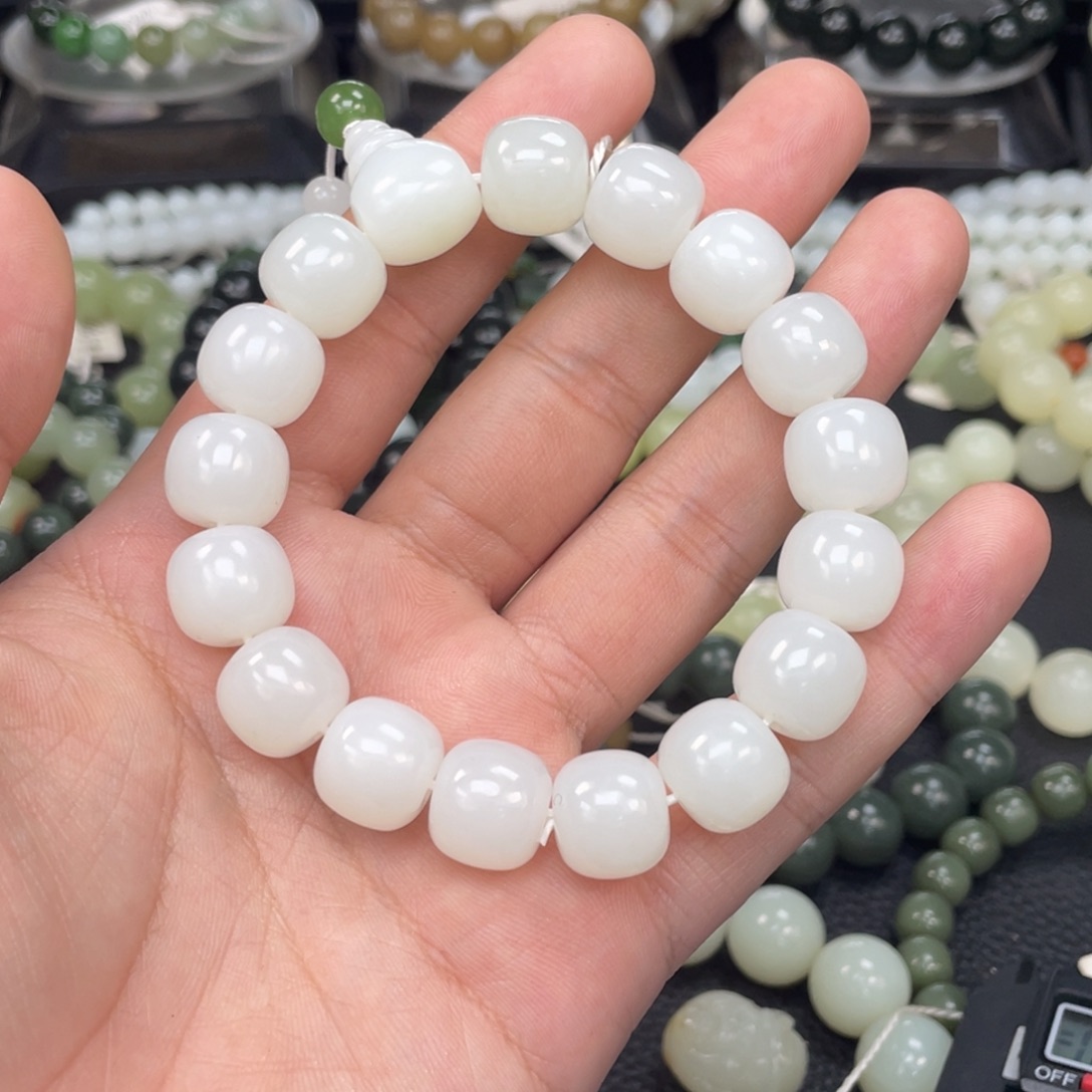 呦***呵和田玉未镶嵌手链