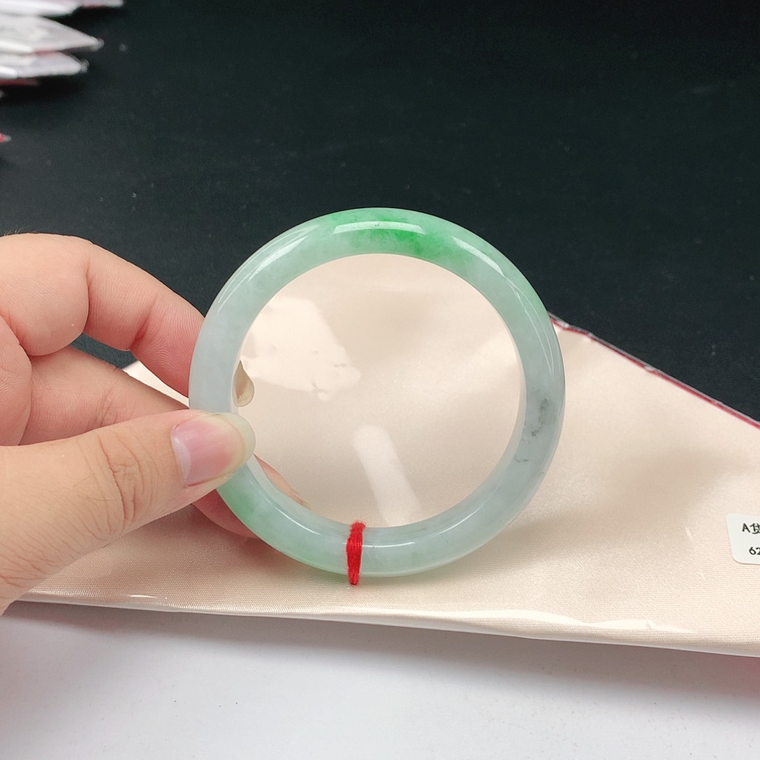 翡翠手镯未镶嵌翡翠035