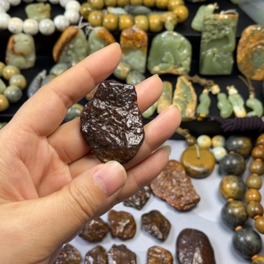 透闪石质玉吊坠未镶嵌佛***人