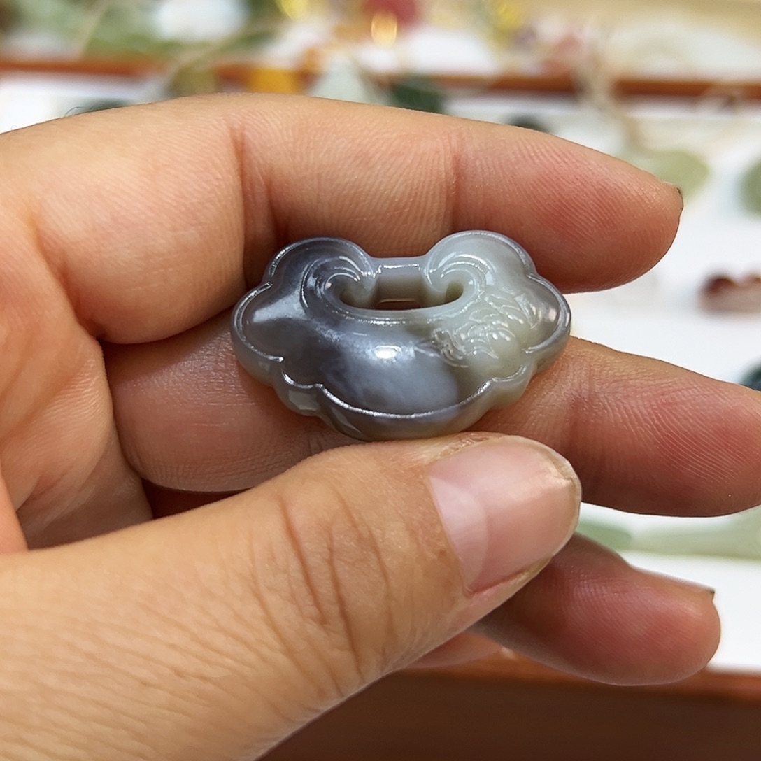 倪***妮和田玉未镶嵌颈饰