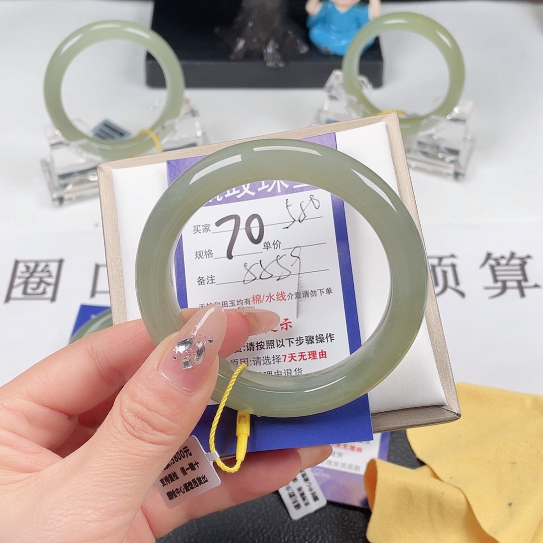 和田玉手镯未镶嵌