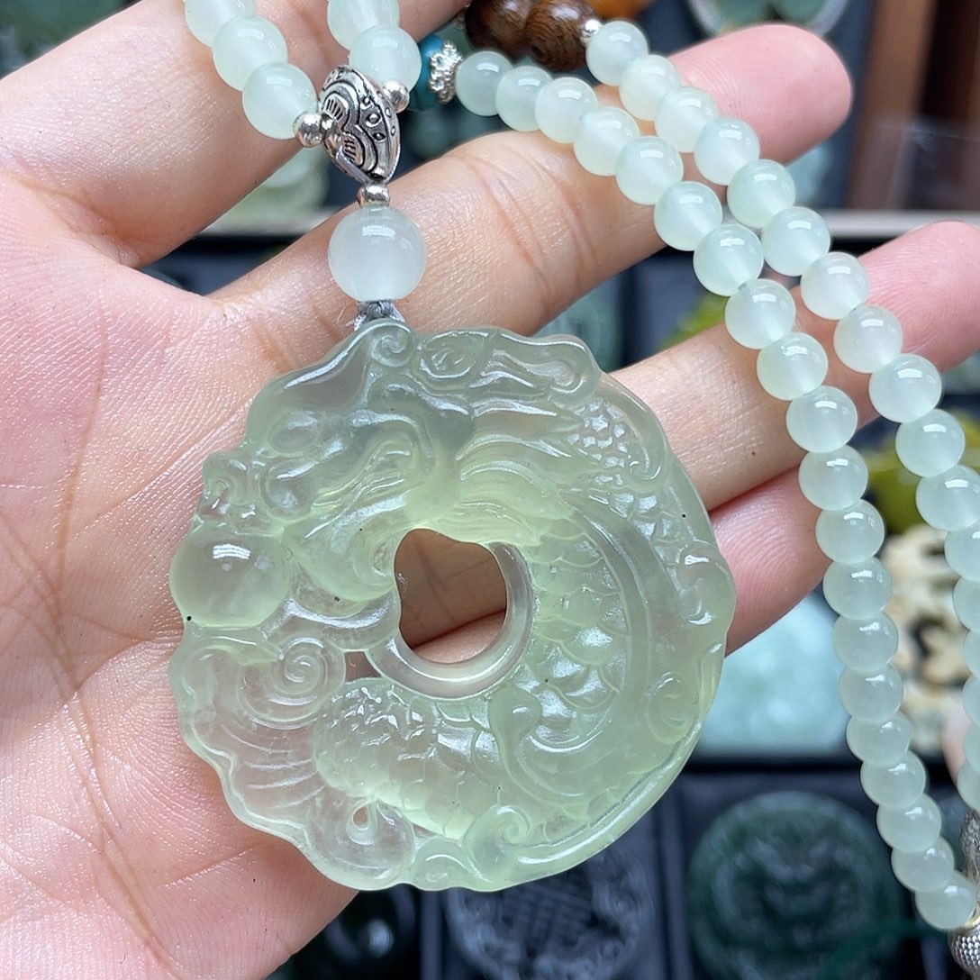 蛇纹石玉未镶嵌颈饰