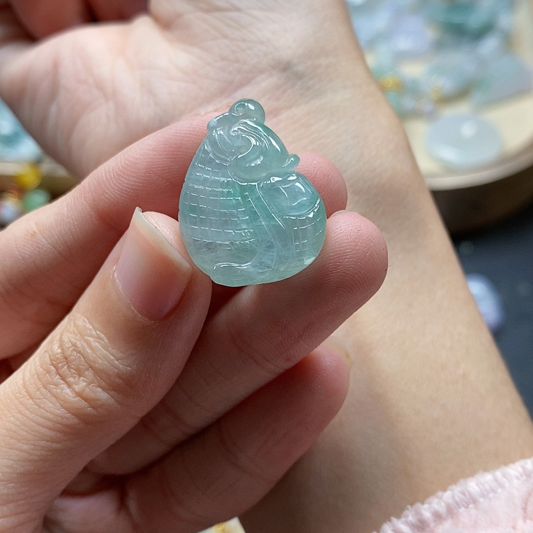 翡翠颈饰未镶嵌闪