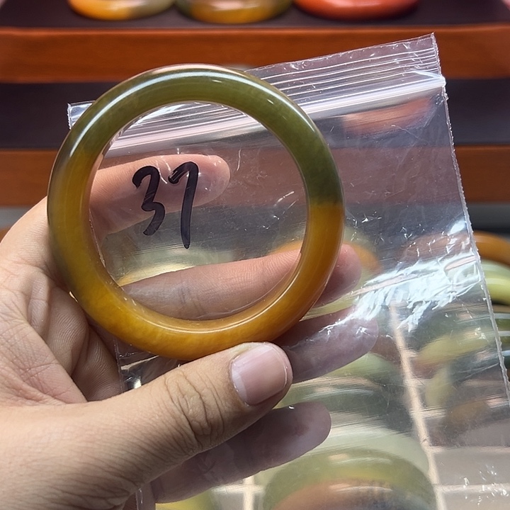 嫊***颜蛇纹石玉未镶嵌手镯