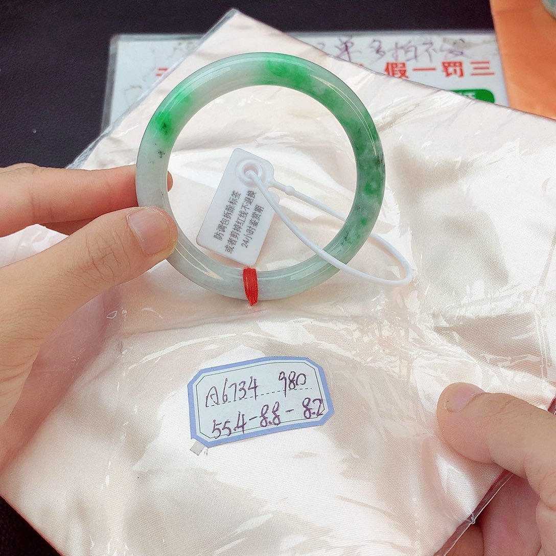 翡翠手镯未镶嵌翡翠