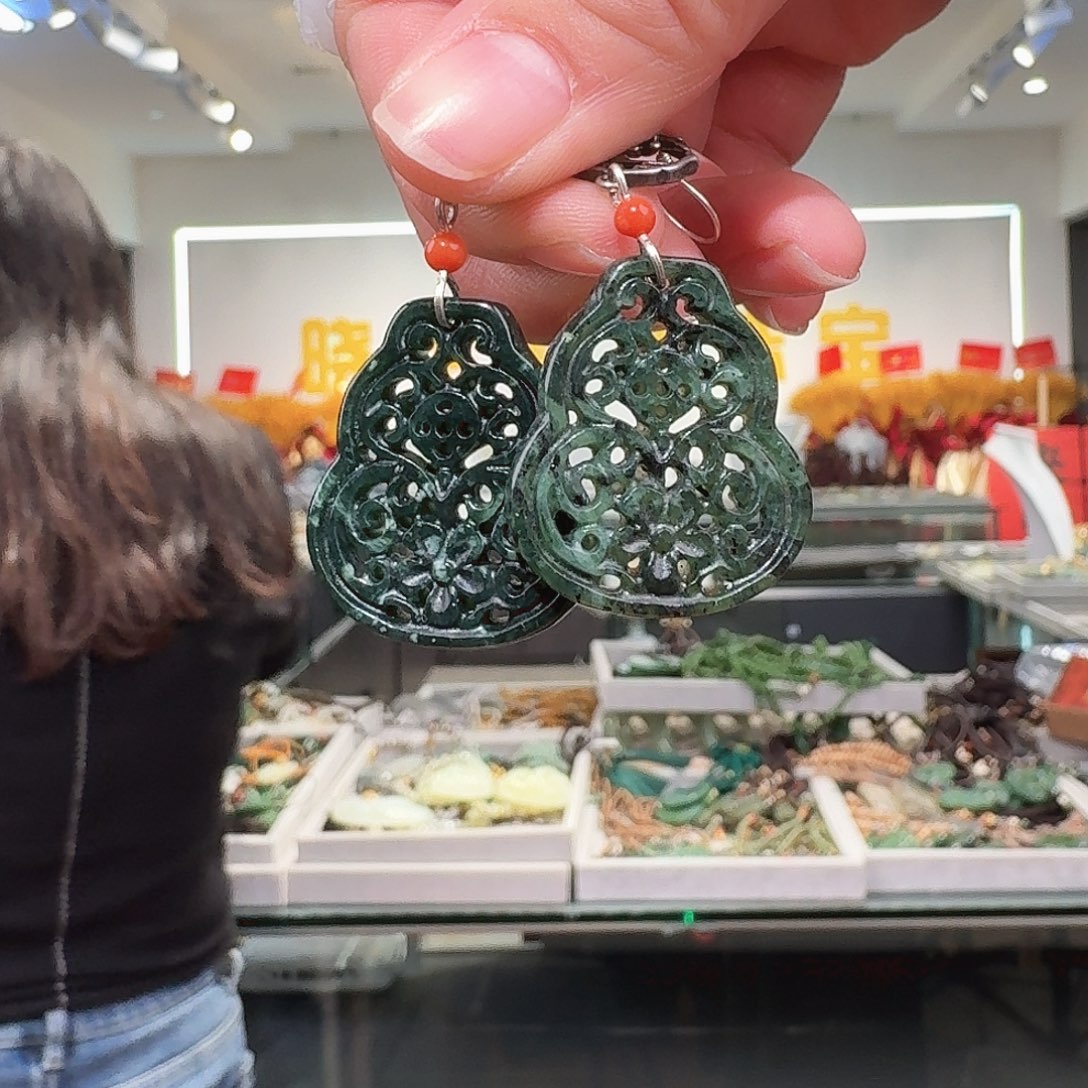 岫玉未镶嵌颈饰吊坠