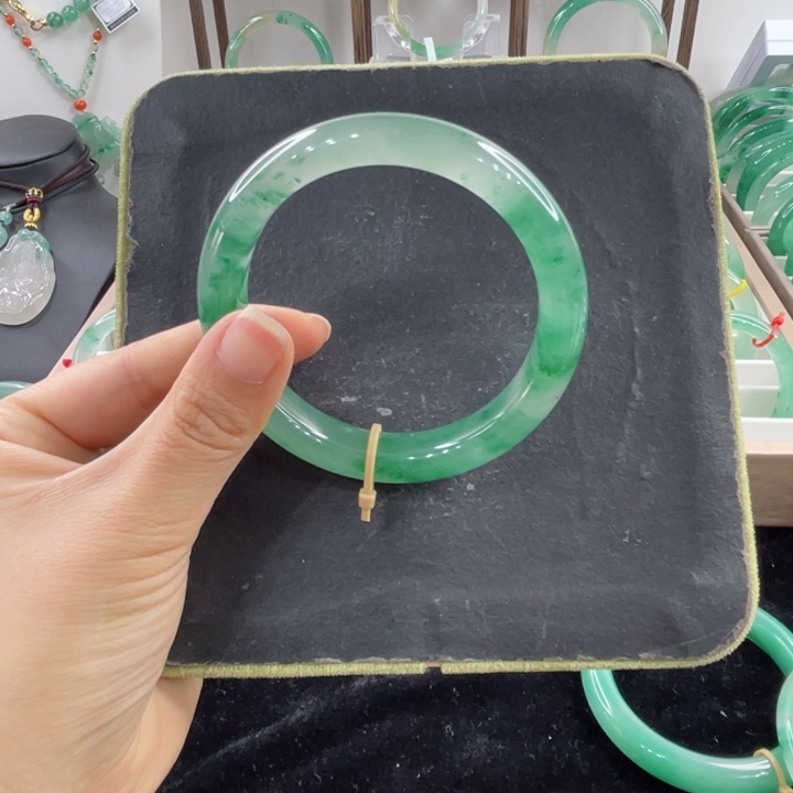 未镶嵌手镯石英质玉（非洲翠）柒*?