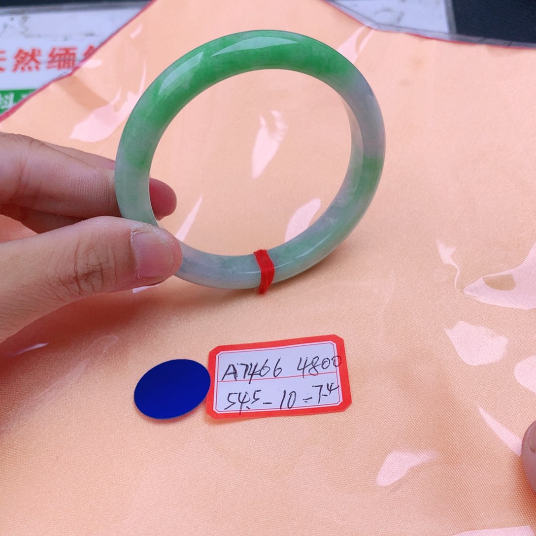 翡翠手镯未镶嵌翡翠