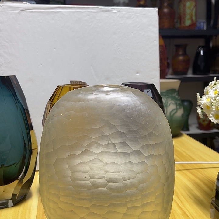 淡黄色磨刻花瓶花器高25口3