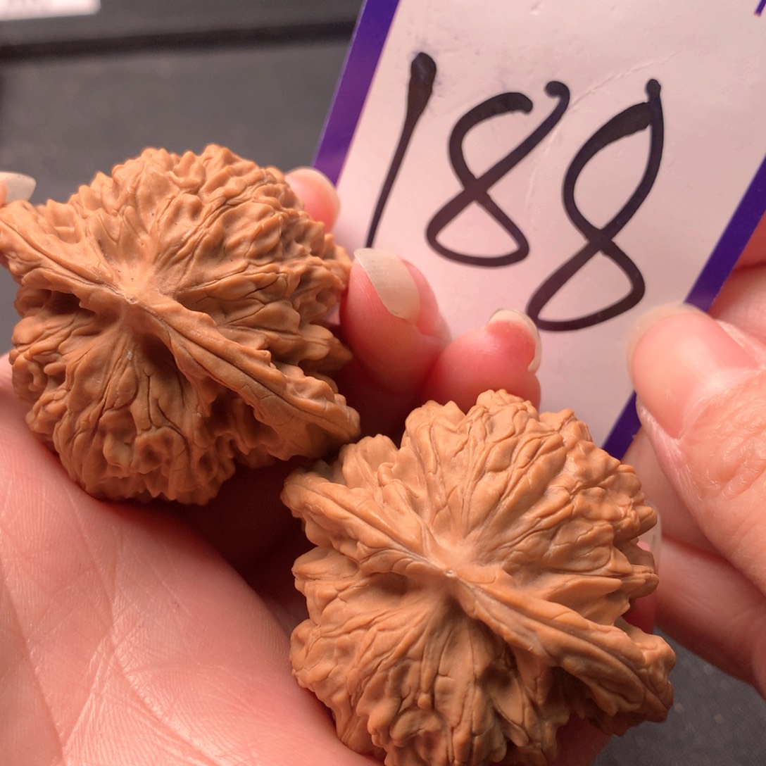 文玩核桃吊坠蟠龙虎头