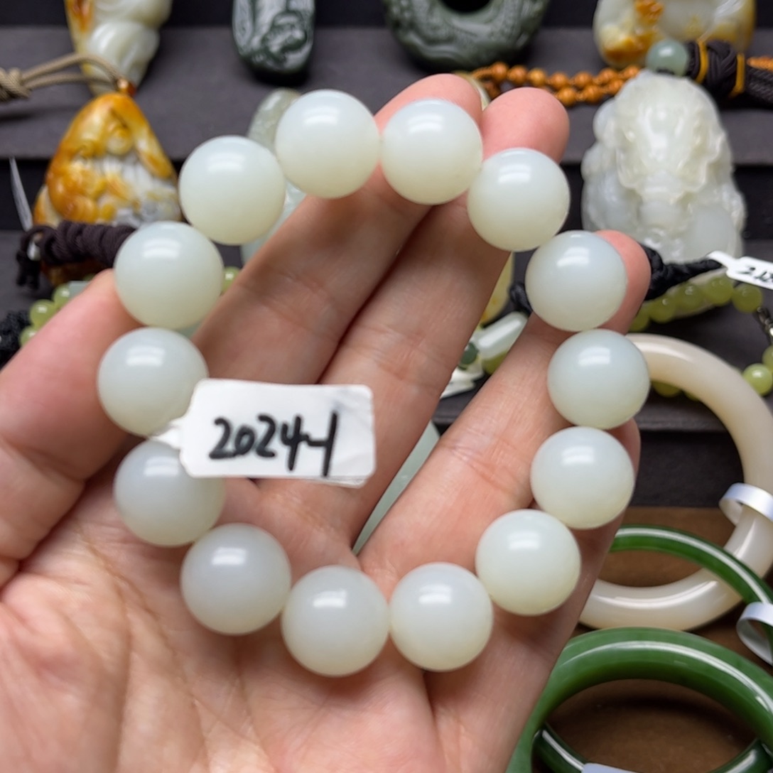 和田玉未镶嵌把件