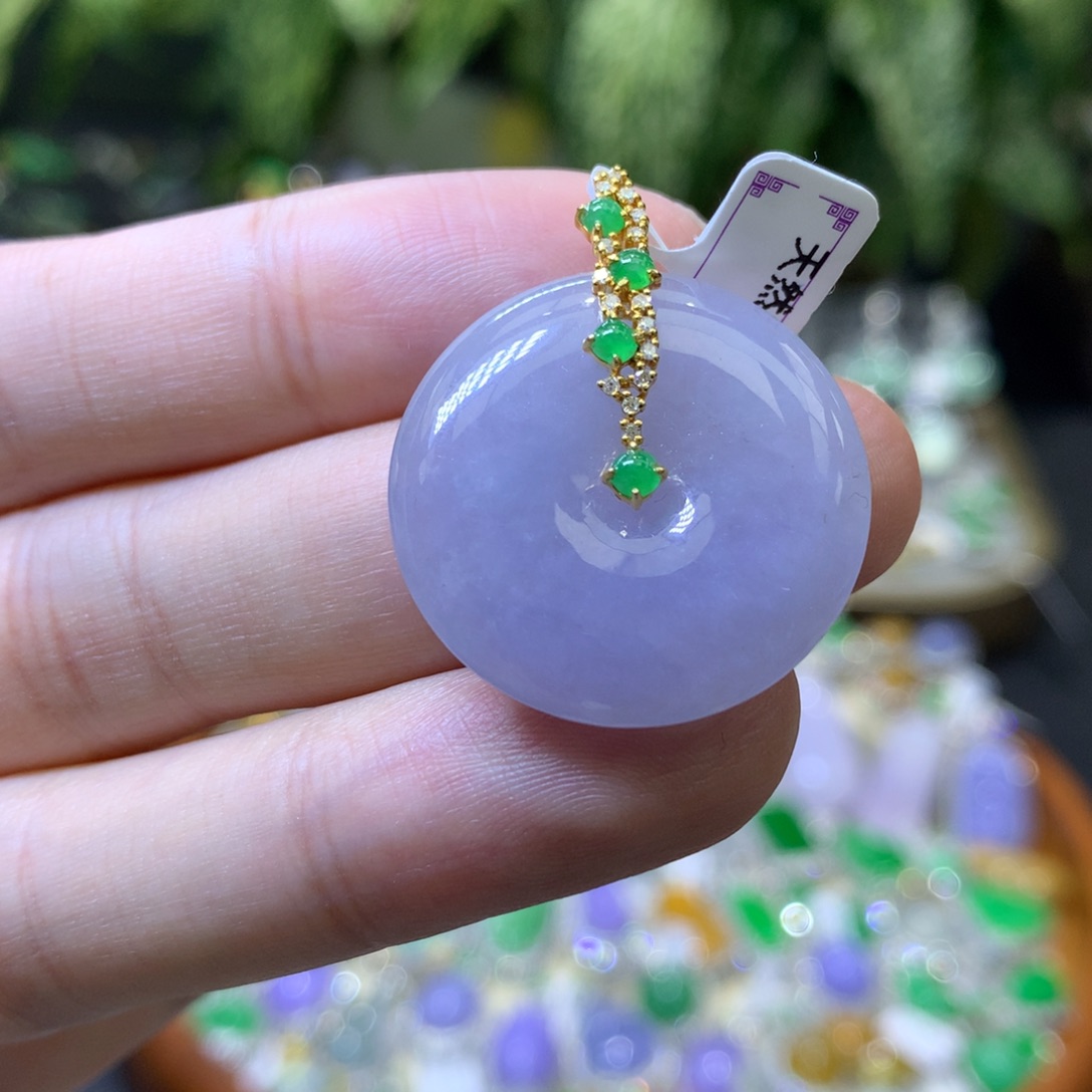 颈饰18K金镶嵌翡翠