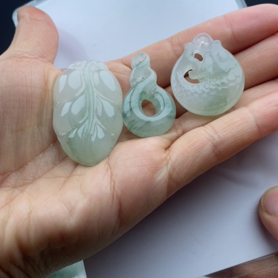 石英质玉（金丝玉）颈饰未镶嵌龙*兰