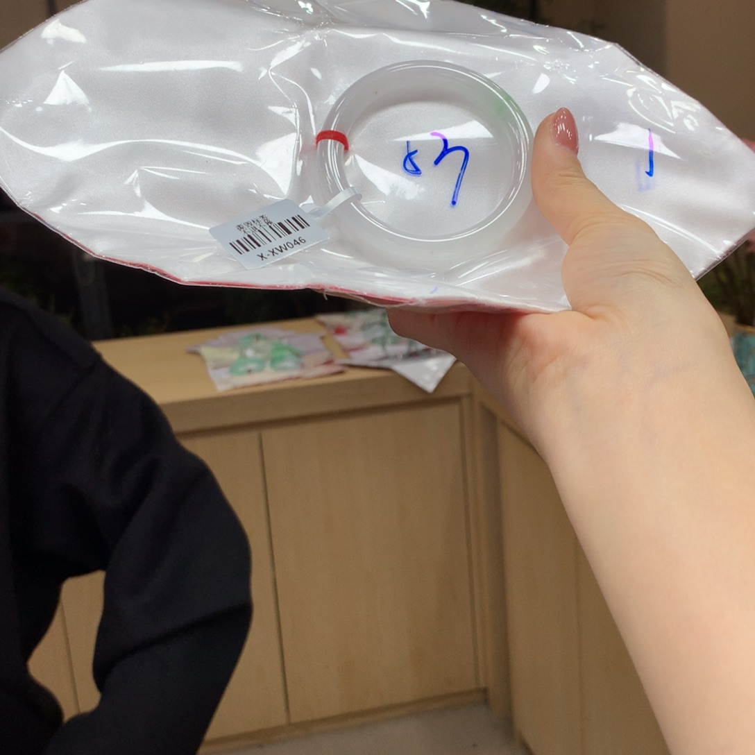 翡翠手镯未镶嵌不退不换