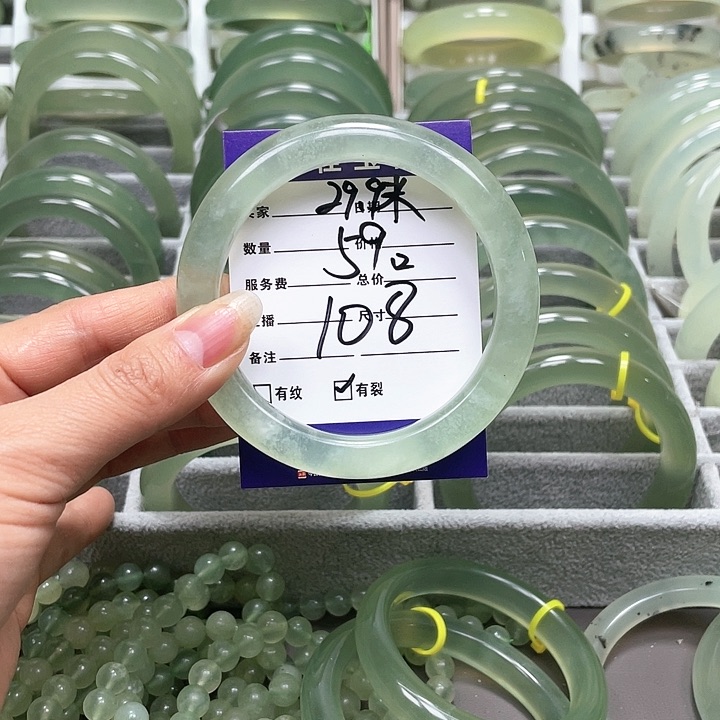 蛇纹石玉手镯未镶嵌