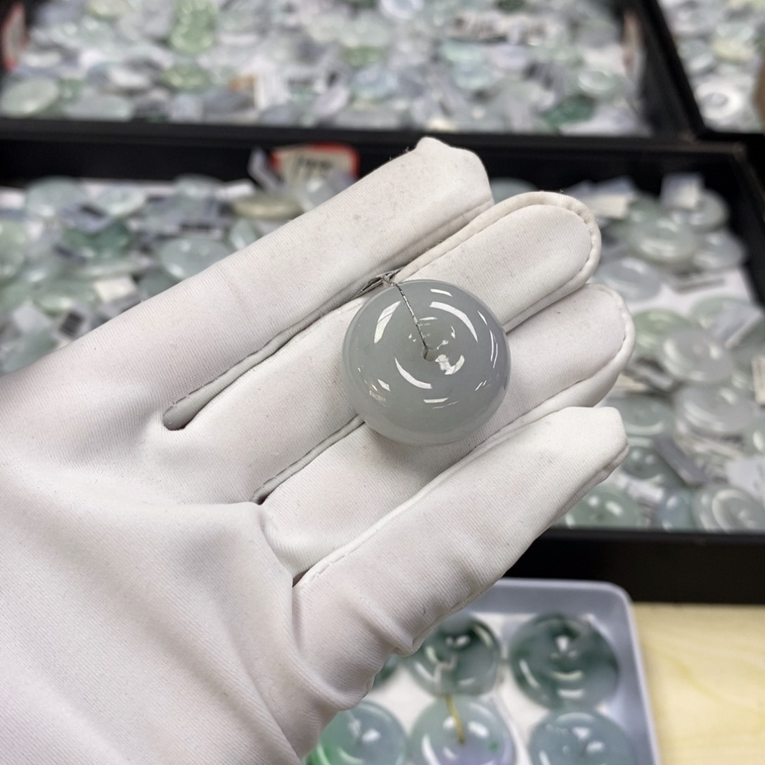 翡翠颈饰未镶嵌平安扣