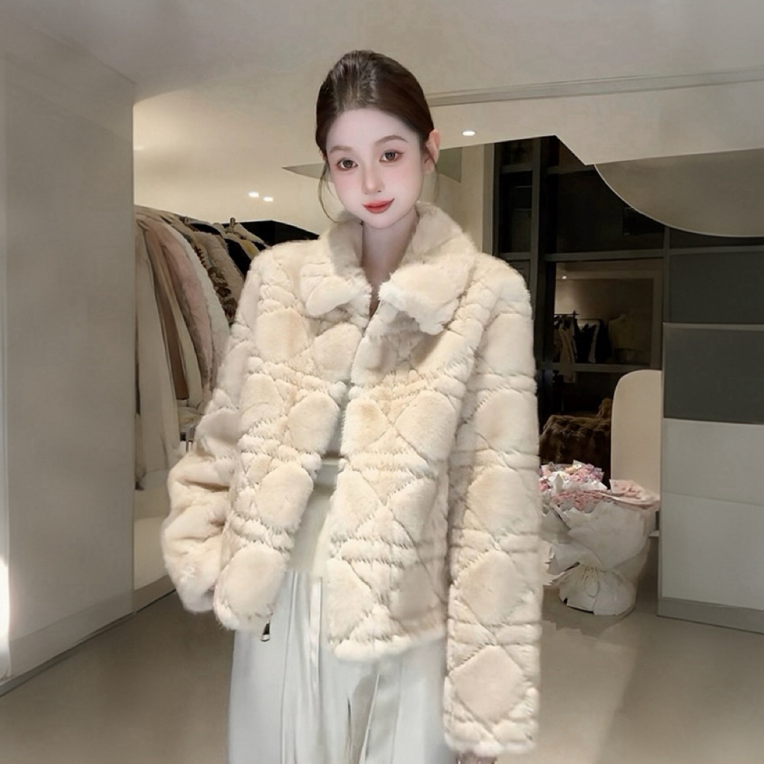 “漫雪波尔沃”轻奢环保珍珠貂藤格纹外套女冬短款千金风毛毛绒上衣