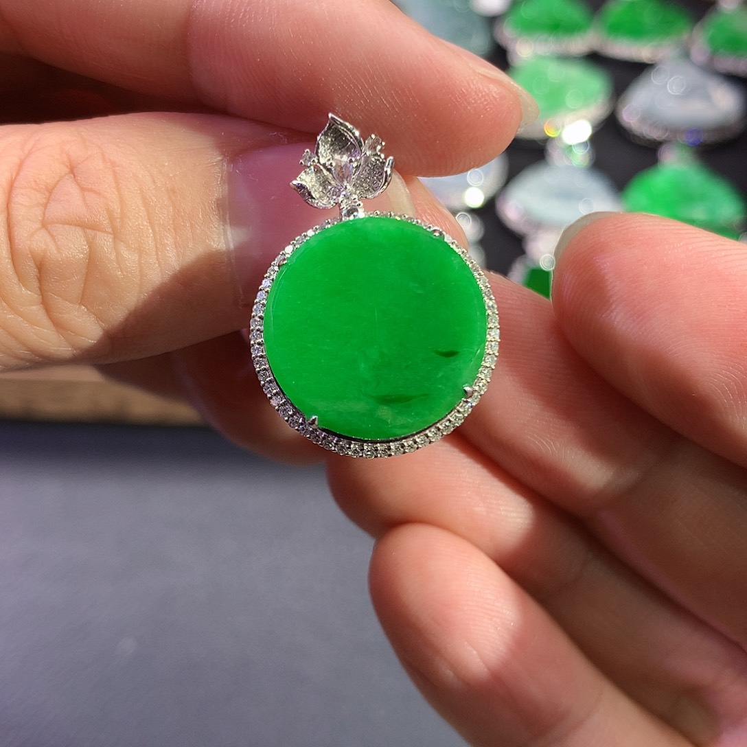 翡翠18K金镶嵌吊坠(赠链)