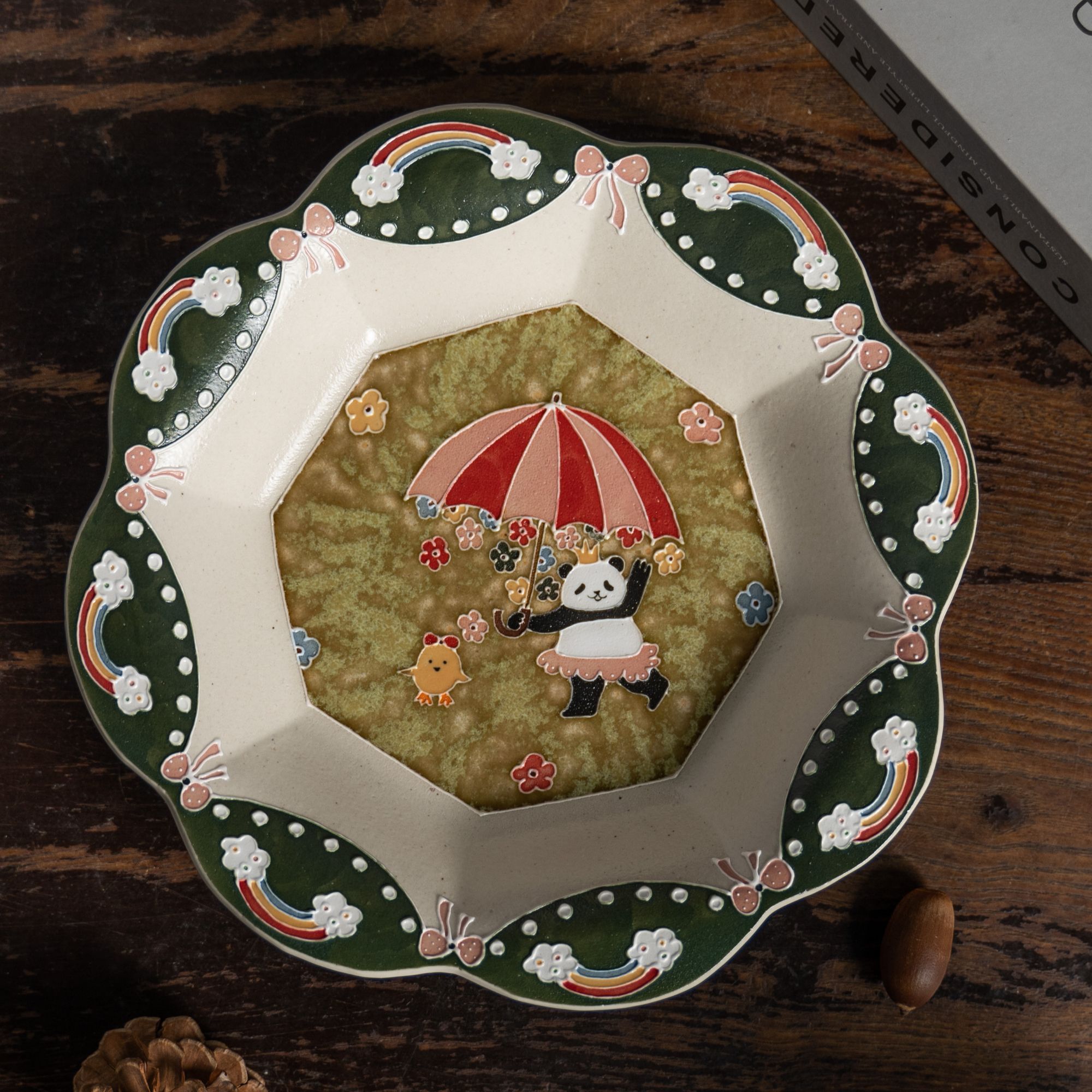 上禾下皿 | 琥珀色小熊猫撑花伞彩虹边八方花边盘