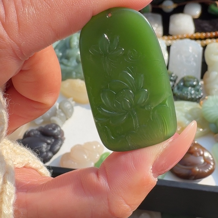 出***的和田玉未镶嵌颈饰荣浩