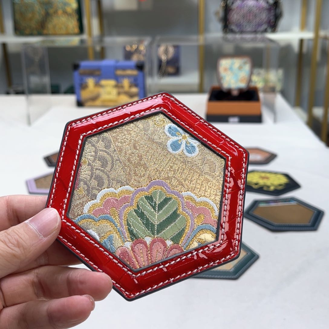 织绣L***6高定风雨中的花朵，倔强又美丽。