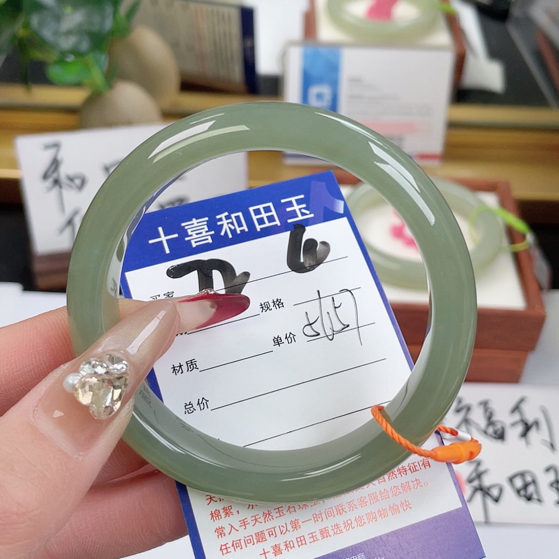 和田玉手镯未镶嵌
