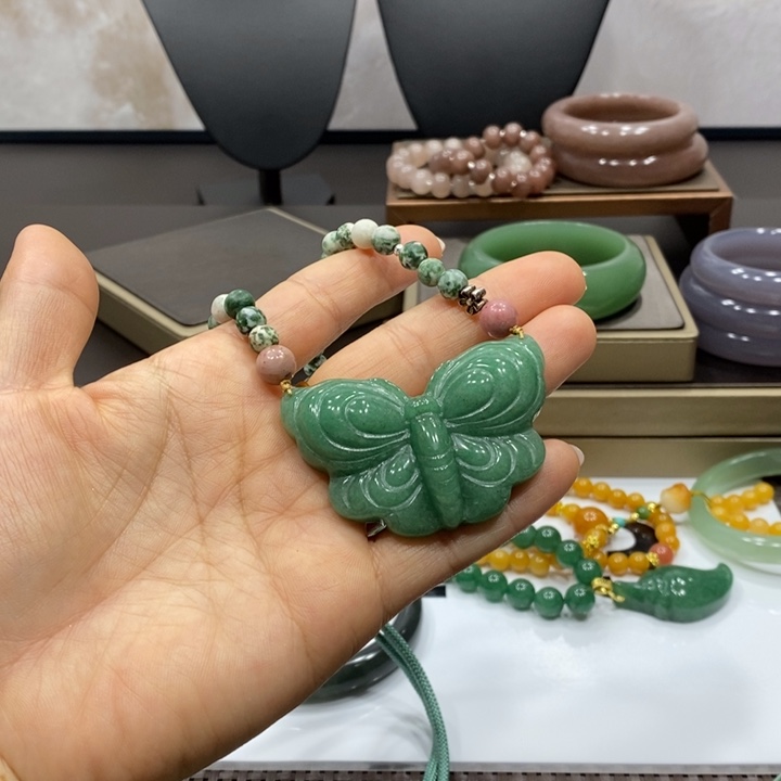 东陵石未镶嵌颈饰绵*