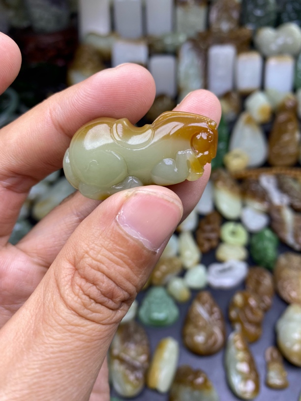 天然和田玉新疆且末糖青白马吊坠