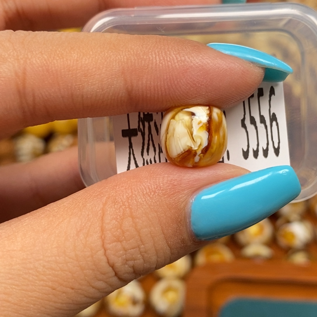 蜜蜡未镶嵌珠宝奇石3556