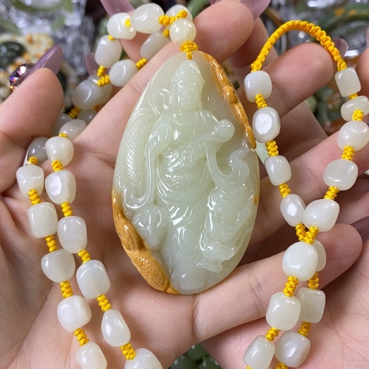 透闪石质玉挂件未镶嵌幸***人