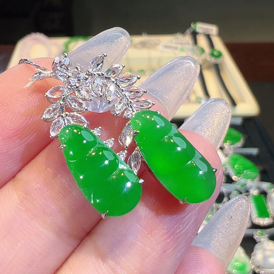 翡翠吊坠(不含链)18K金镶嵌翡翠