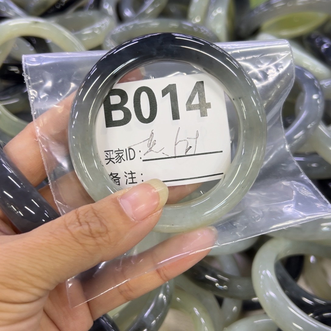 一***点蛇纹石玉未镶嵌手镯