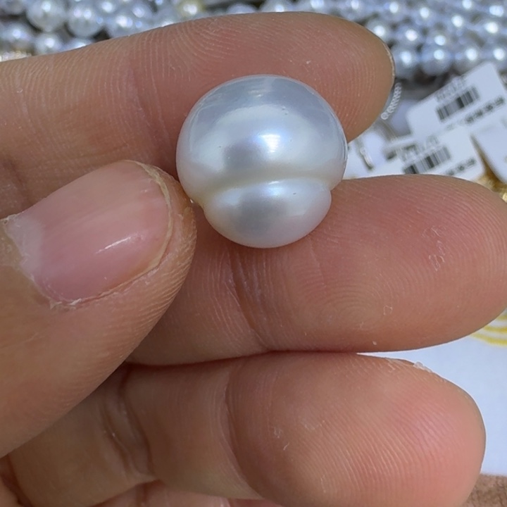 宸***麻未镶嵌海水珍珠颈饰