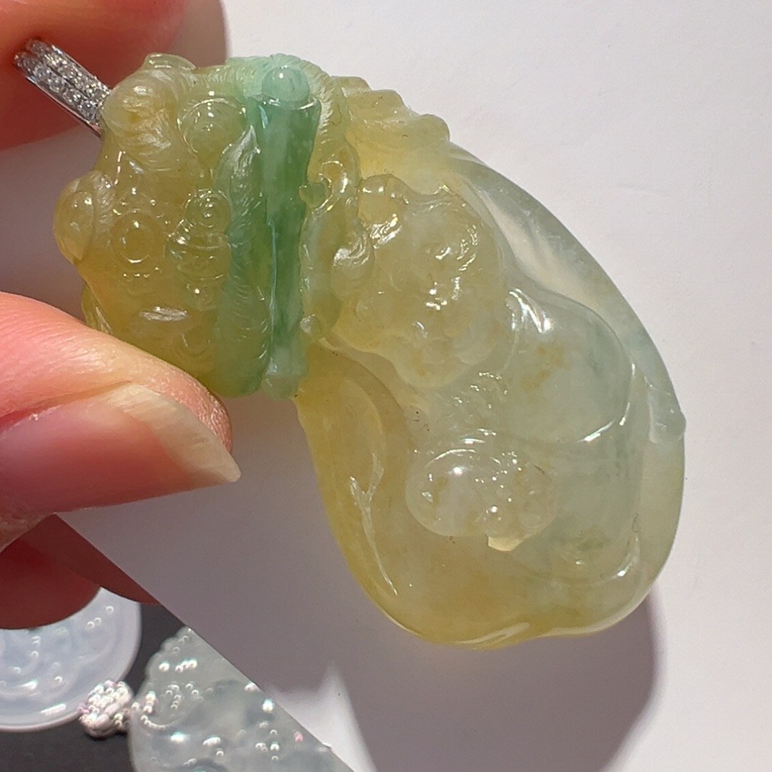 翡翠18K金镶嵌颈饰吊坠