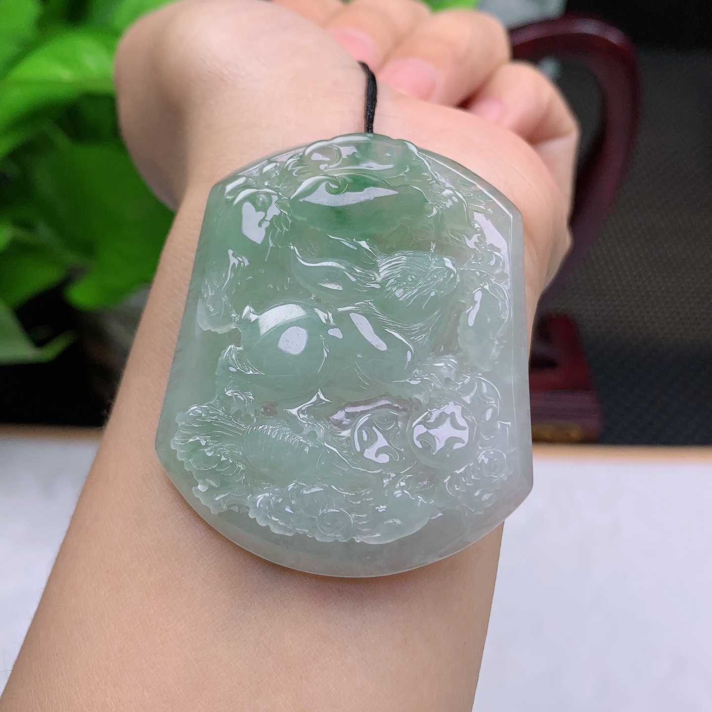 天然缅甸翡翠A货冰润生肖兔吊坠玉石兔牌挂件28.37g