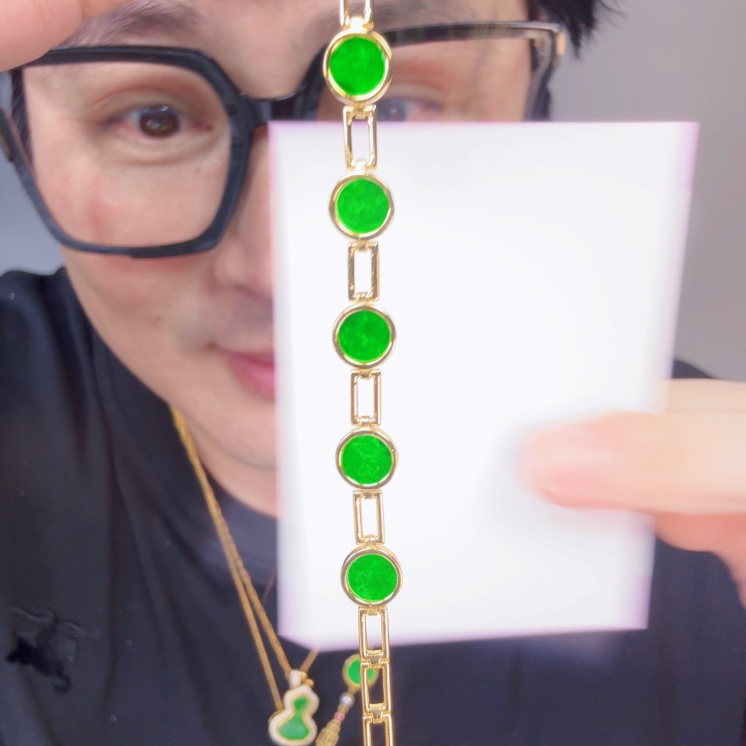 翡翠未镶嵌颈饰一件