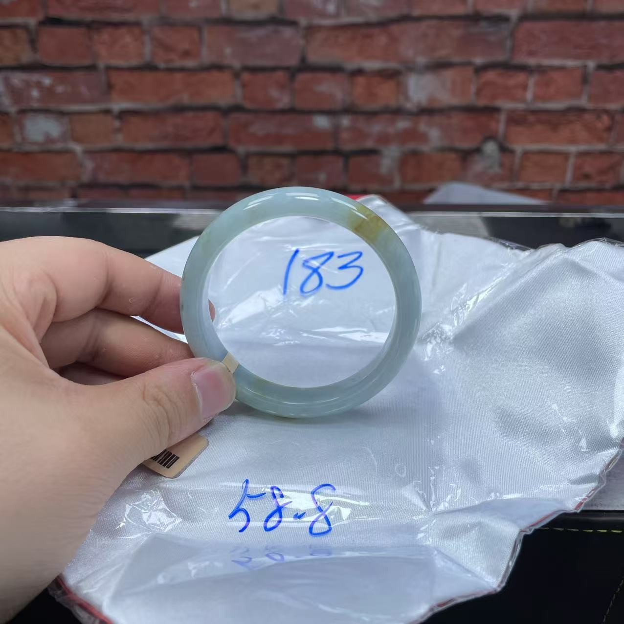 毛货手镯需精细抛光/183