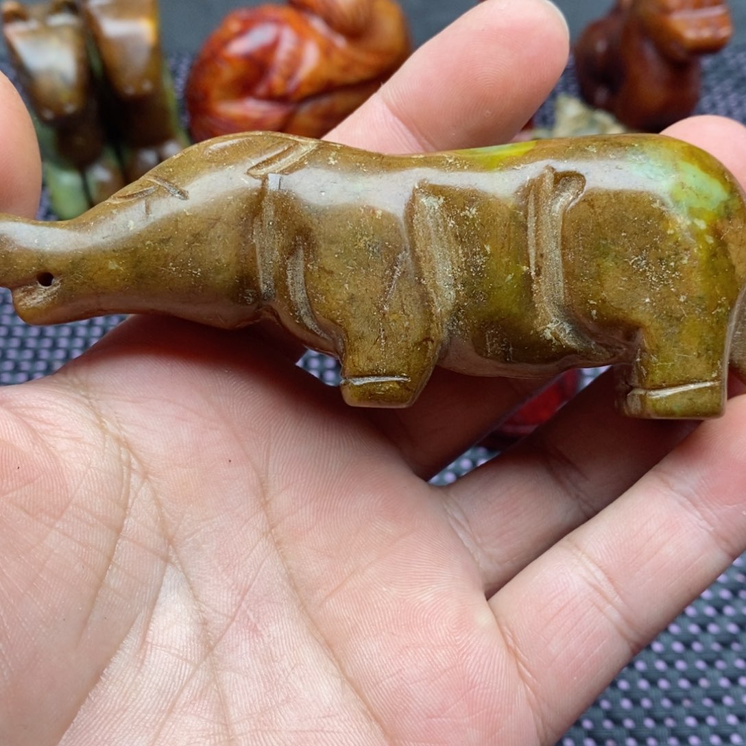 蛇纹石玉颈饰未镶嵌尘