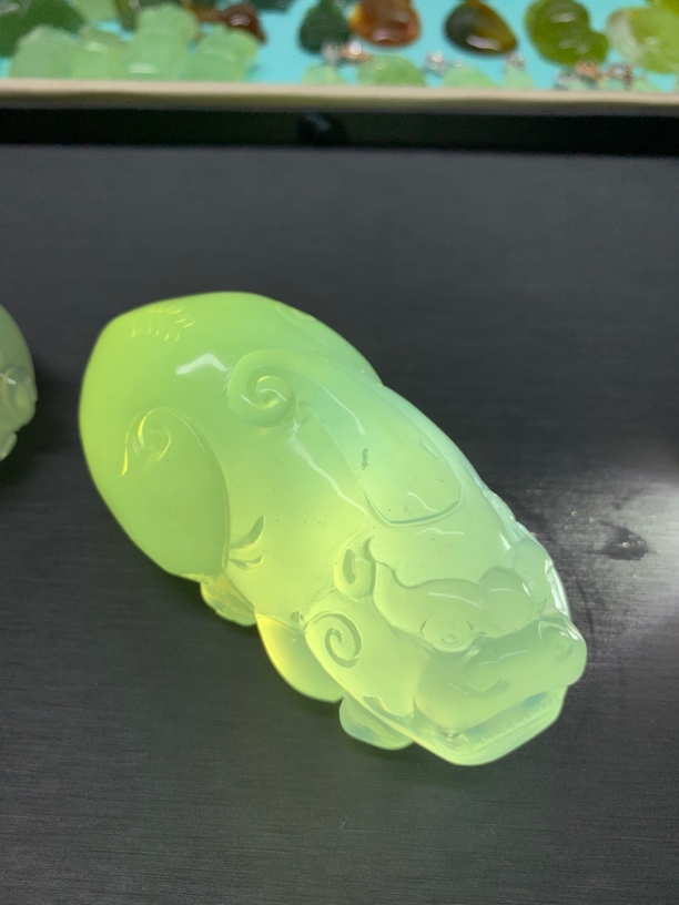 貔恘  一个。采用天然岫玉精心雕刻而成