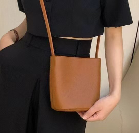 头层牛皮简约小水桶斜挎包实用百搭小众复古风格