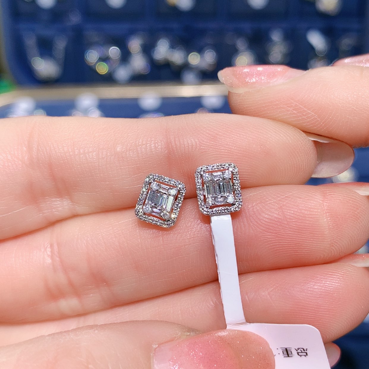 【闪购商品】钻石耳饰18K金镶嵌耳钉