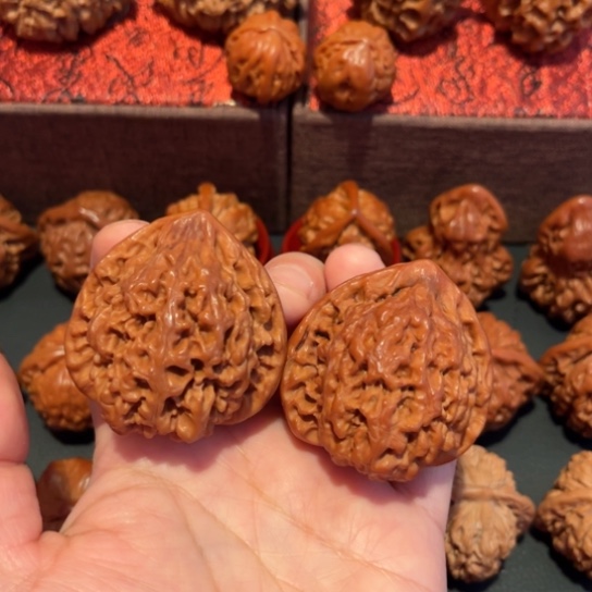 文玩核桃吊坠麒麟纹官帽