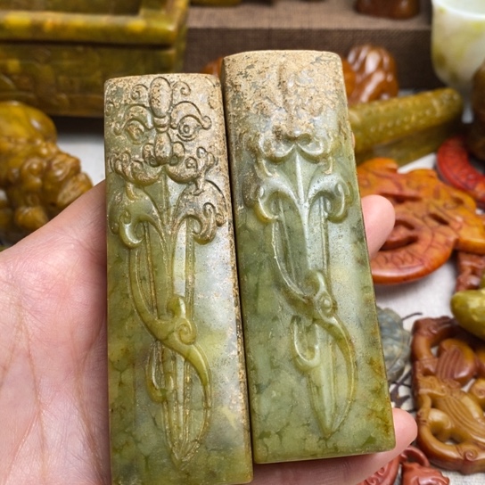 蛇纹石玉足铂镶嵌颈饰