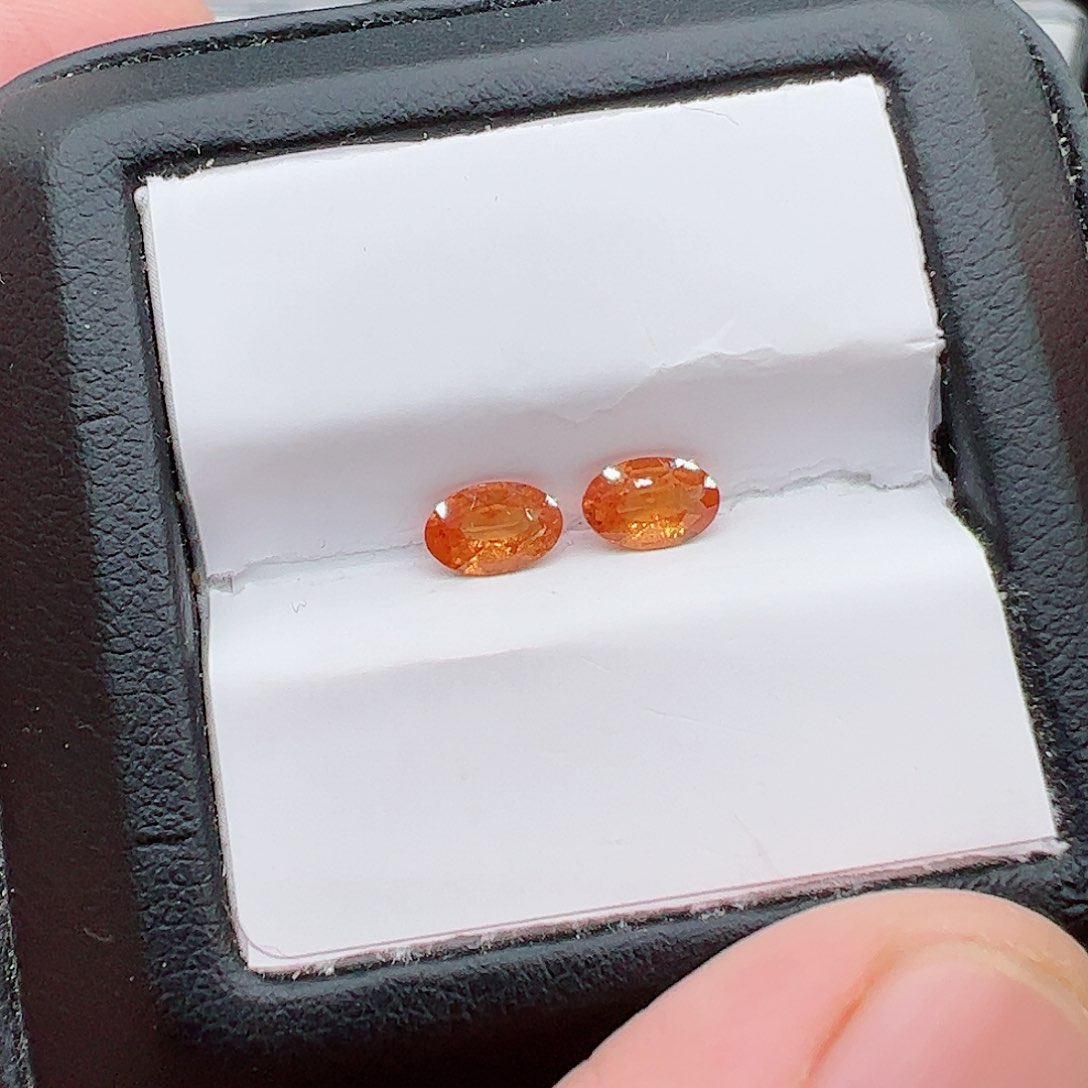 石榴石（芬达石）4✖️6裸石2颗未镶嵌