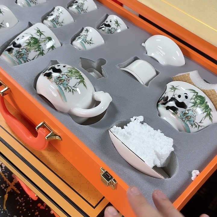 孤品茶具套装等。        