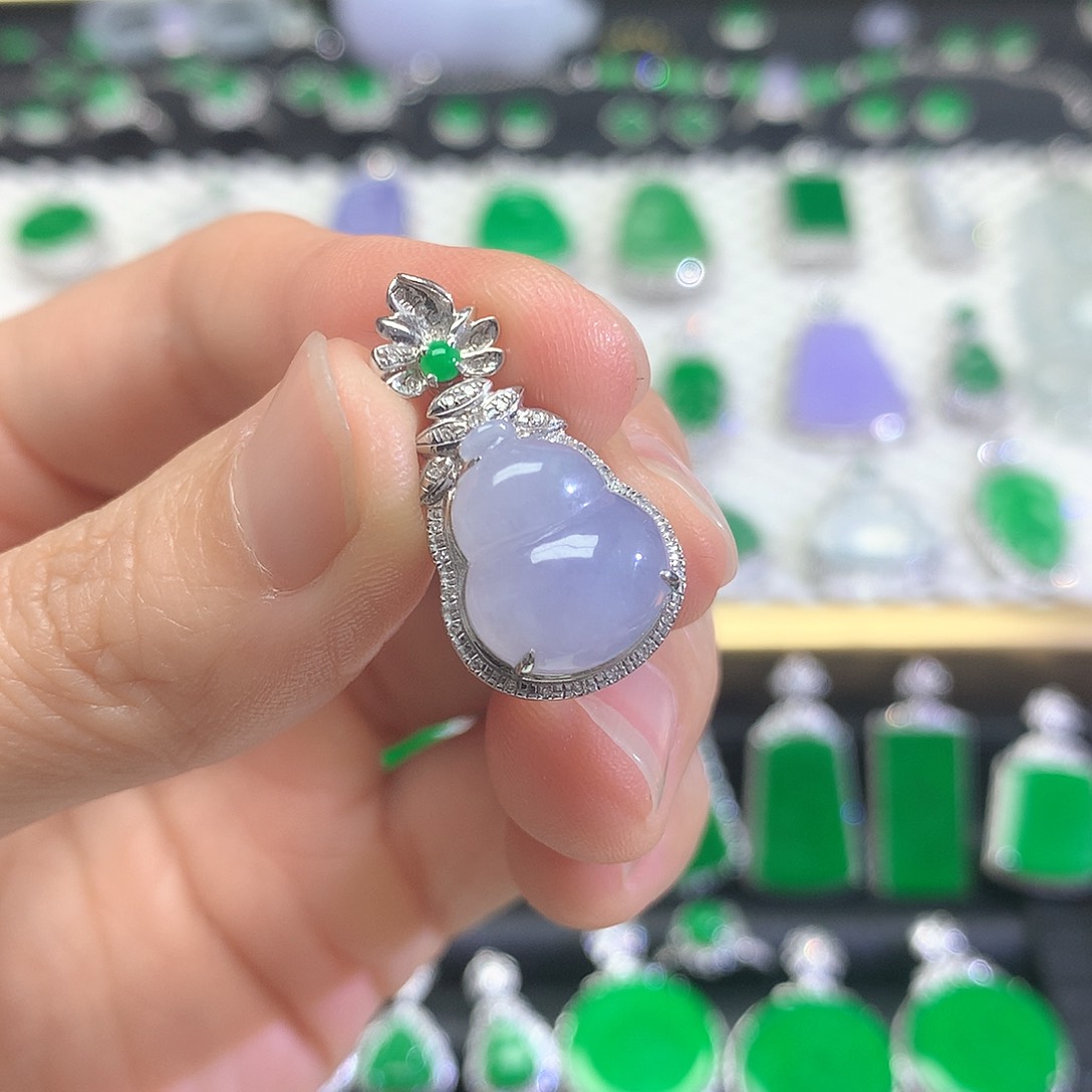 颈饰18K金镶嵌翡翠吊坠