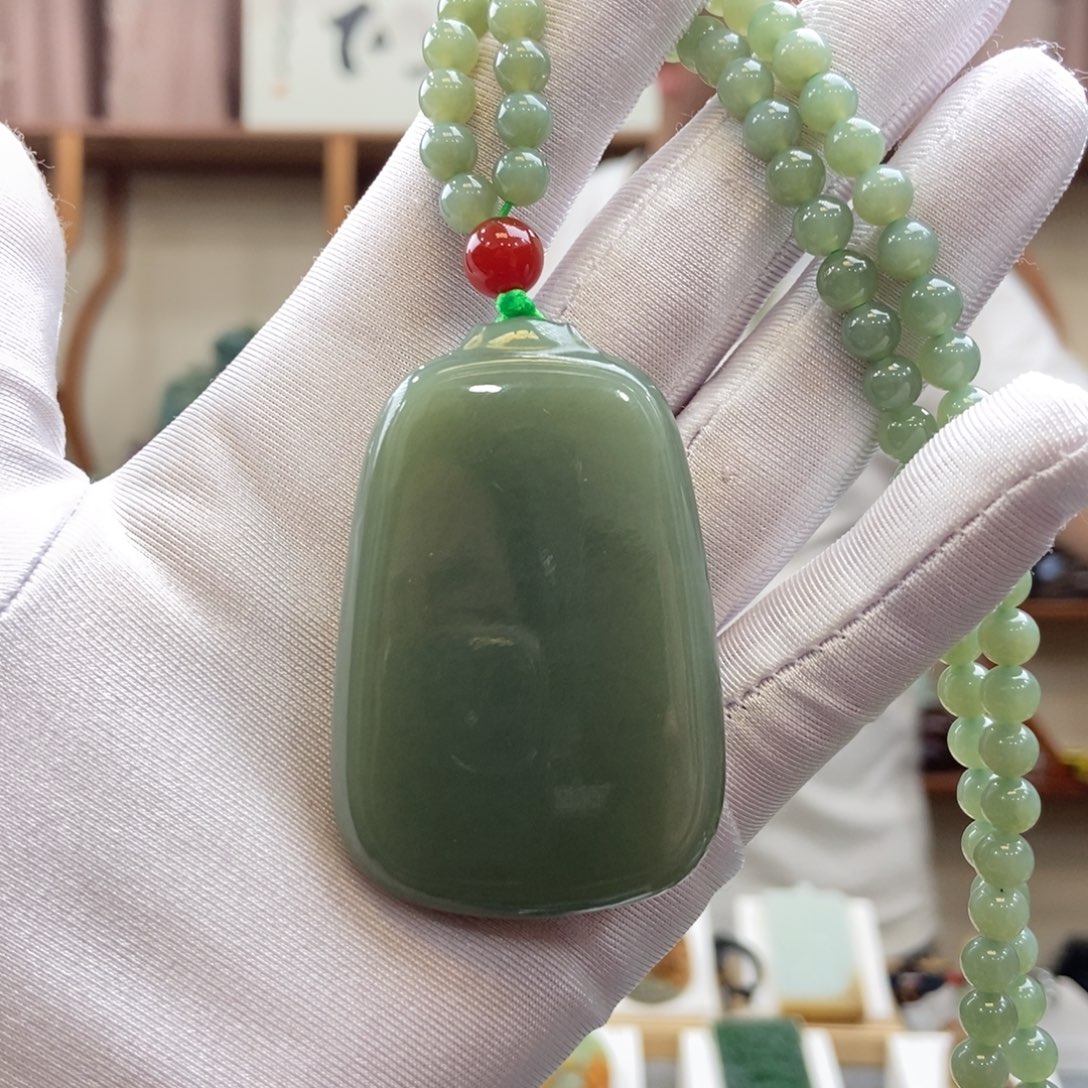 王***王和田玉未镶嵌颈饰