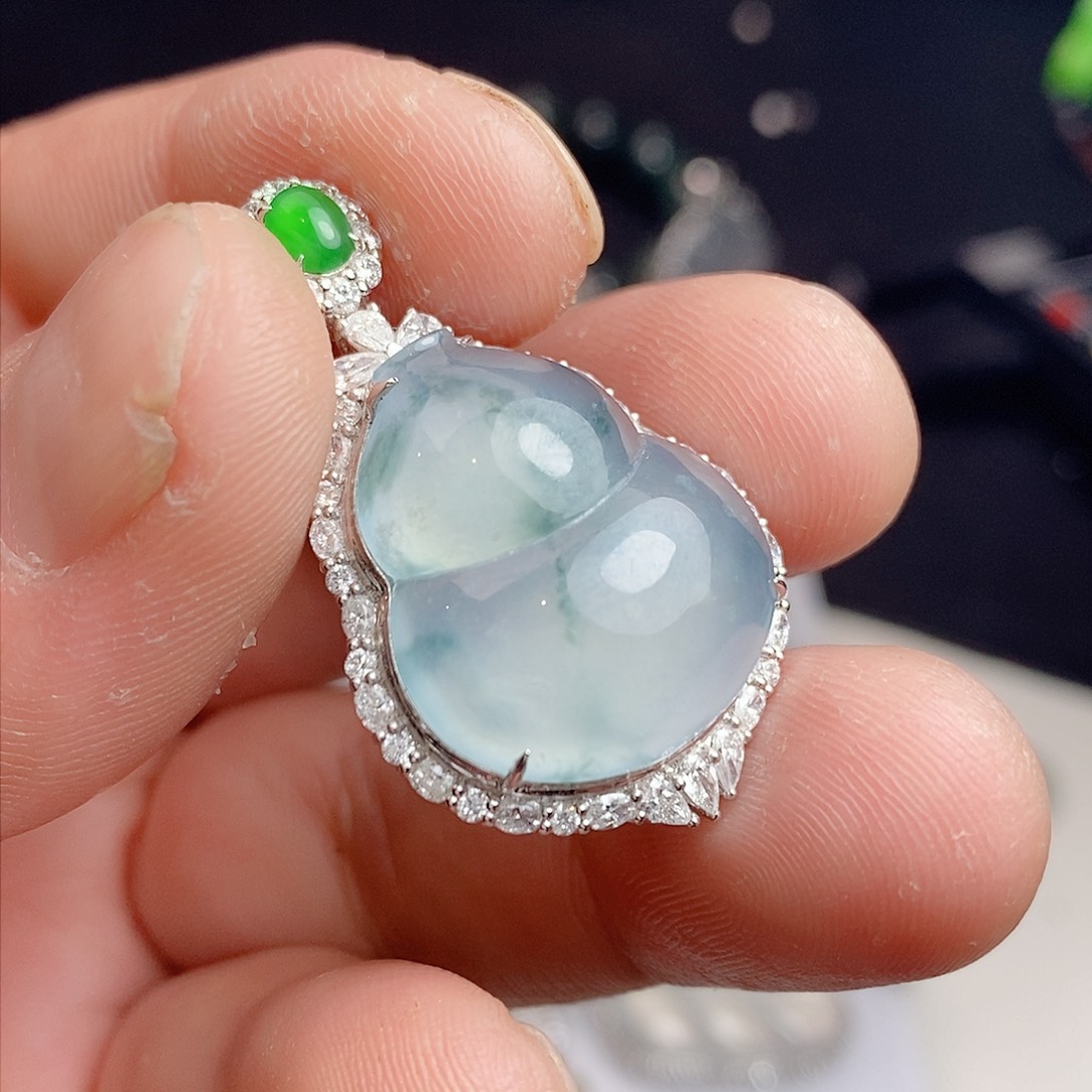 颈饰18K金镶嵌翡翠白*板葫芦